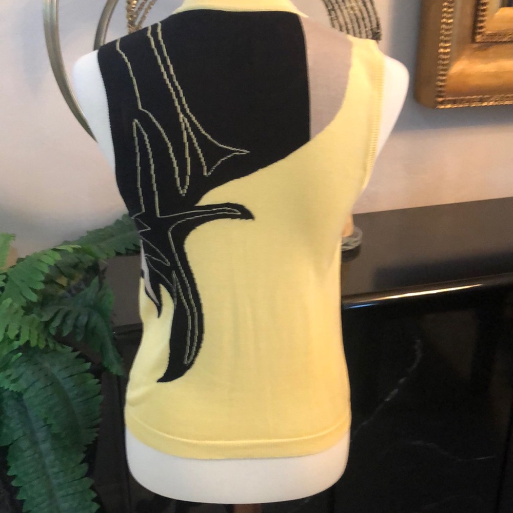SZ M PALE YELLOW SLEEVELESS TOP WITH DESIGN.NWOT - Picture 2 of 5